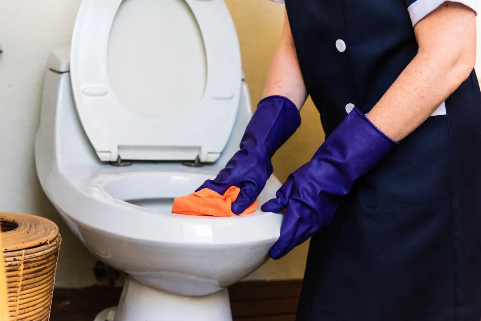 bathroom cleaning service
